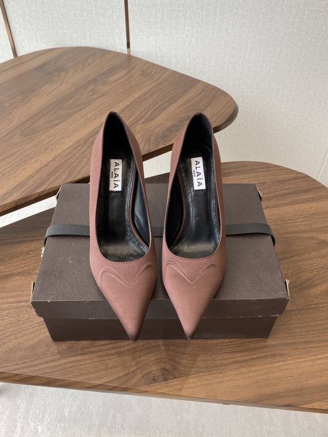 Alaia 25Ss early spring new style, pointy-toe high heels DDD. The transparent de