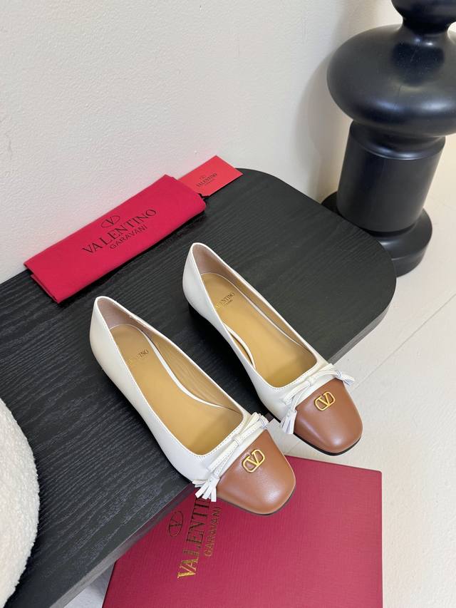 Valentino 25Wf new arrivals with small V metal buckles. ballet flats. The delica