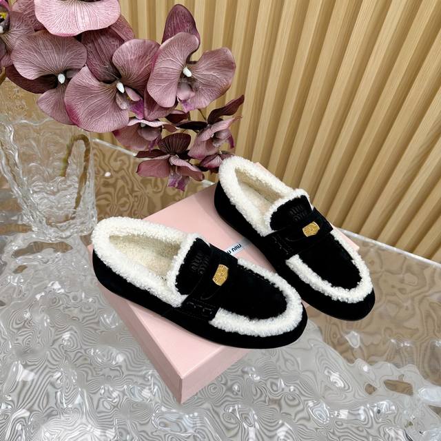 Miumiu 24S classic furry Mary Jane shoes These furry shoes can be worn in the su