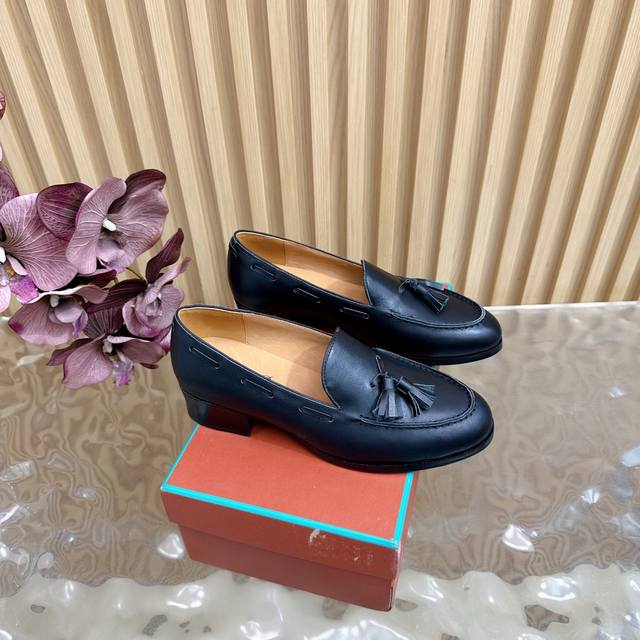 Loro Piana L classic and beautiful tassel loafers with a British style. Minimali