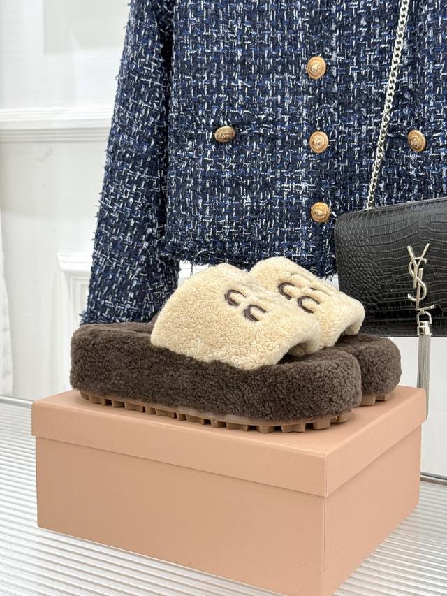 Factory Price: Miu Miu 25Wf New Fall Lettering Thick-Sole Furry Slippers. A fas