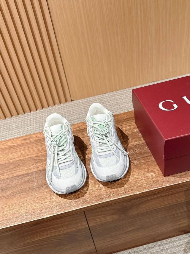 Gucci's new couple's casual sneakers feature a fresh interpretation of the bran