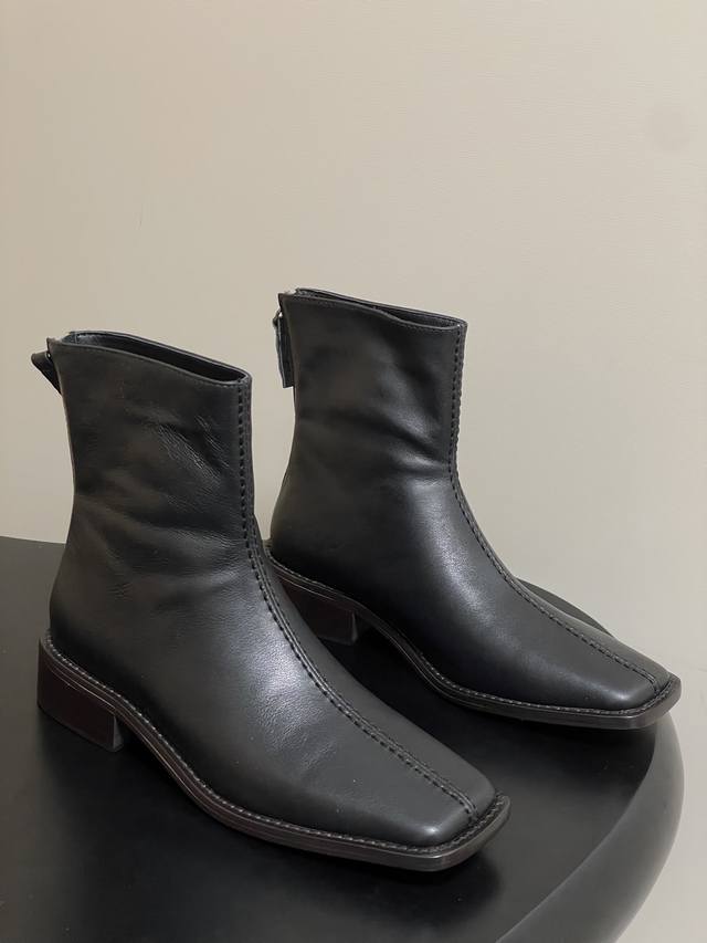Lemaire 2025 Fall/Winter new square-toed, simple, high-end ankle boots with a zi