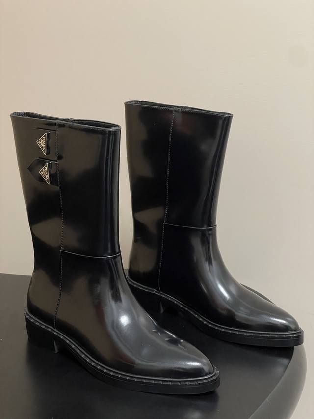 25Ss New Fall/Winter Prada Pointed-Toe Triangle Logo Straight Boots (DDD). These