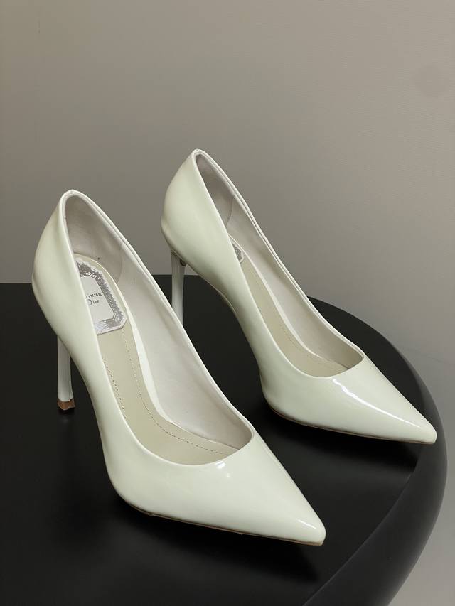 Dior's timeless classic pointed-toe high heels and stilettos continue the Dior b