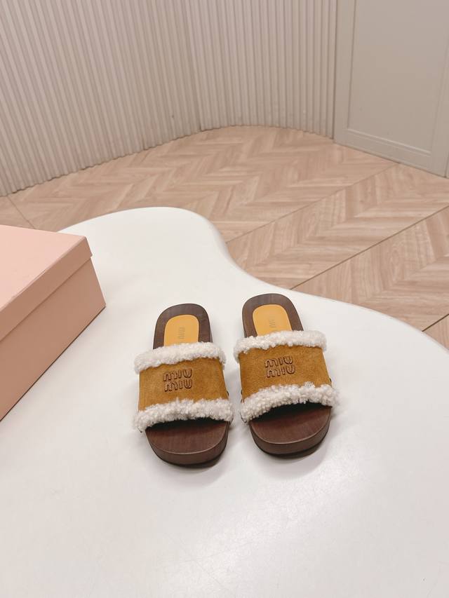 Releases Miu Miu's new 2025Ss Fall/Winter Velcro furry slippers. Miu Miu has ma