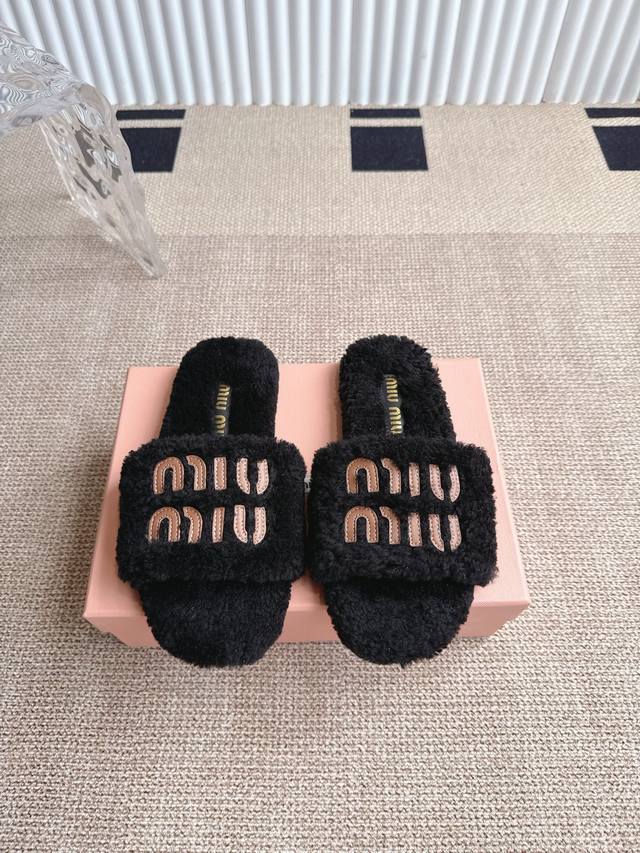 Miu Miu's new autumn and winter wool slippers are a versatile and fashionable it