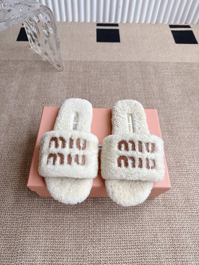 Miu Miu's new autumn and winter wool slippers are a versatile and fashionable it