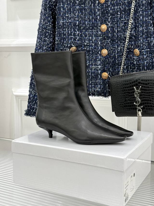 Factory Price: The Row's classic autumn/winter kitten heel boots with a small s