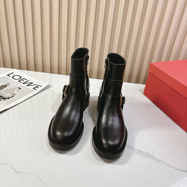 2670. Valentino's latest collection of V-neck short boots with fire-rivet and me