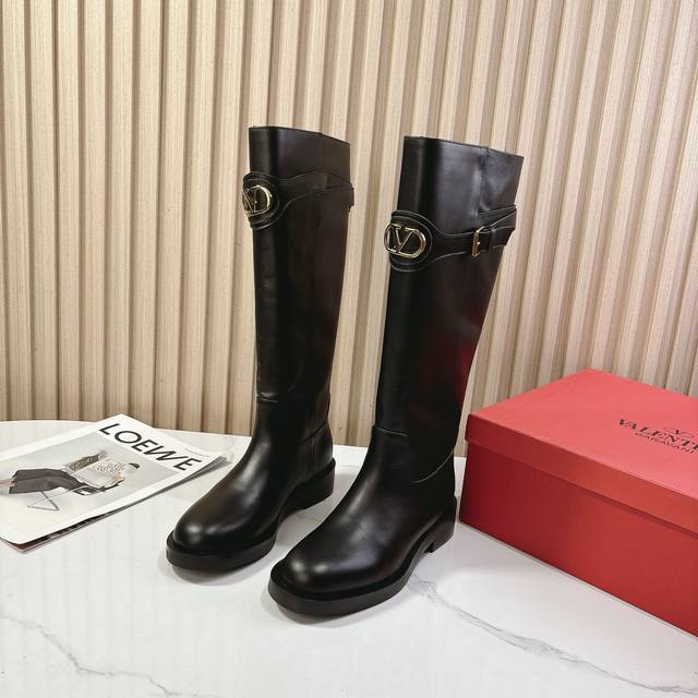 2670. Valentino's latest collection of V-neck boots with fire-rivet and metal st