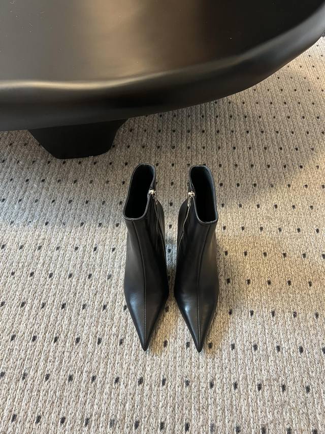 Balenciaga Pointed-Toe Zippered Boots I want to be a Balenciaga woman, so cool!