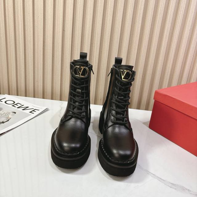 2670. Valentino's latest collection of V-neck short boots with fire-rivet and me