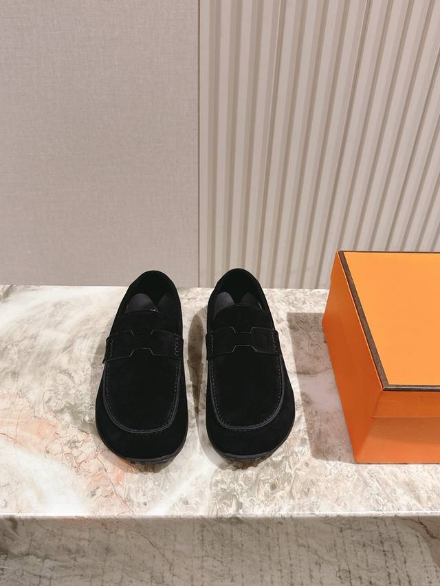 225 H's new spring/summer slip-on shoes! DDD's simple cow suede upper is lightwe