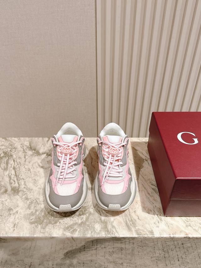 A top-tier couple's style, Gucc*Gucci's latest hit of 2025, the Mac 80 sneakers,