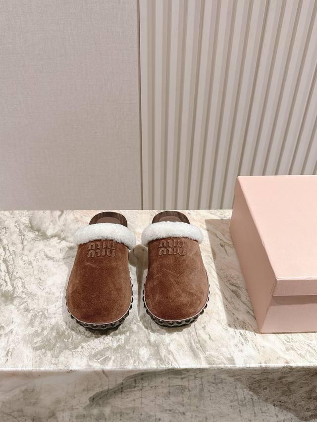 225 Miu Miu's new early autumn slipper series is here