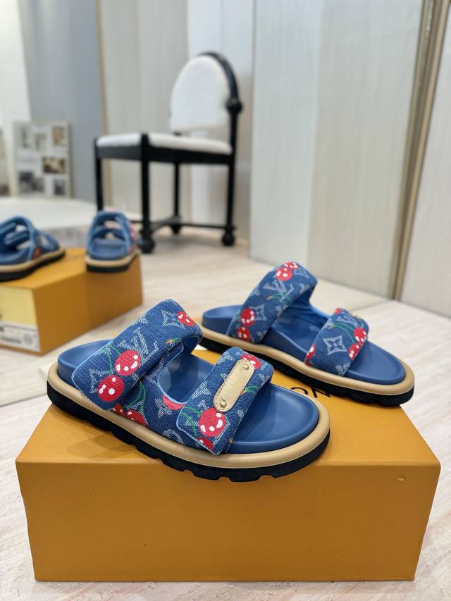 Factory Price: Couple's Style Lv Donkey L's 2025 Hot-Selling Embossed Logo Slip
