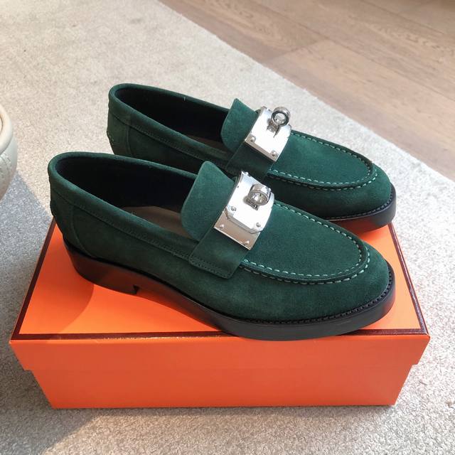 Hermes... A Eclair New Kelly+ popular series The fit is perfect, with a certain