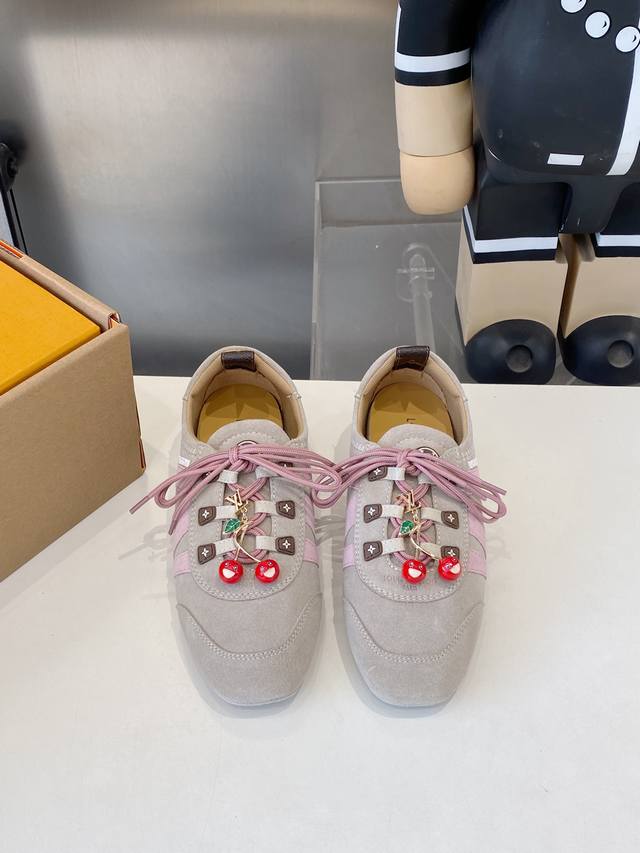Factory-made women's and men's sizes + 70 accessories + 100 cherry Louis Vuitto