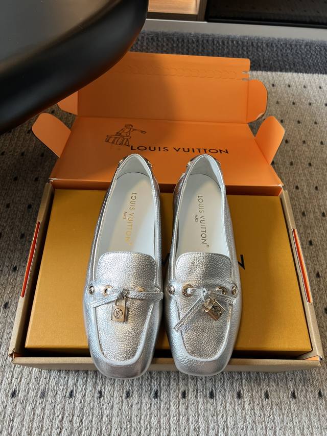 Louis Vuitton 25Ss flat loafers (DDD) are crafted from premium cowhide leather.