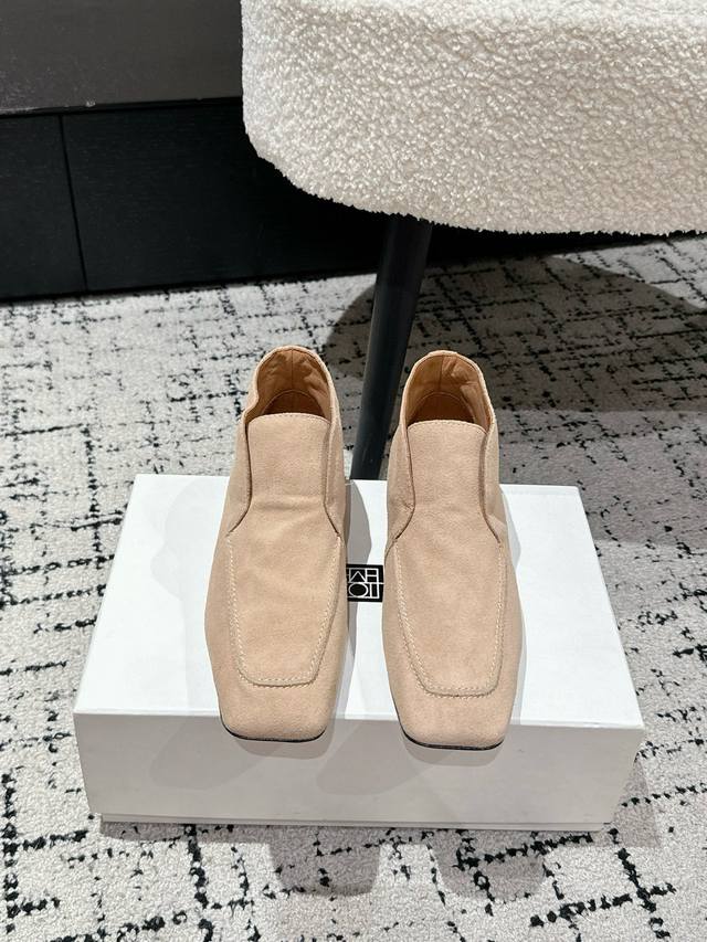 Toteme 25Ss new high-top loafers are incredibly soft, both to the touch and on t