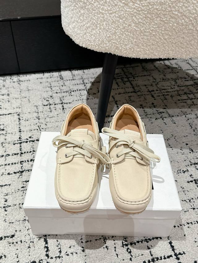 Jacquemus 25 new bow loafers DDD. These loafers create a sophisticated look, str
