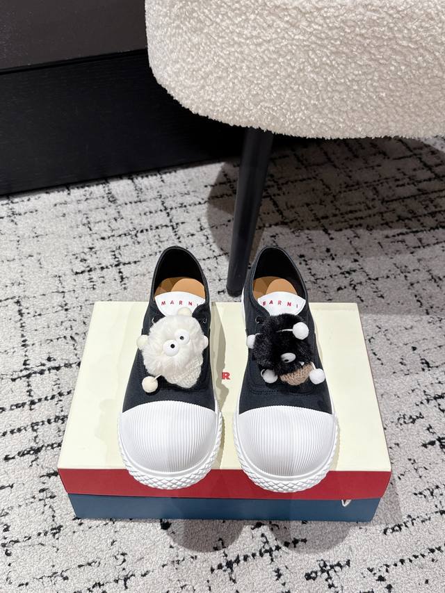 Marni 25 new canvas flat-toe shoes DDD. Inspired by natural wave patterns, they