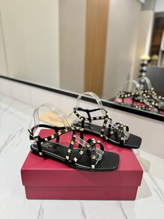 Valentino re-upgraded the latest sandals with classic rivets. Pair them with sim