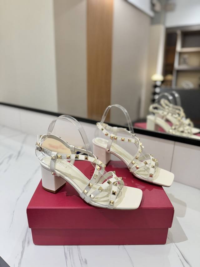 Valentino re-upgraded the latest sandals with classic rivets. Pair them with sim