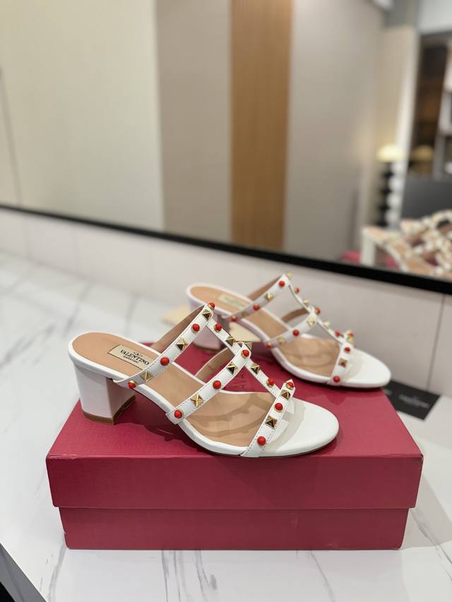 Factory Price: Valentino Riveted VT Classic 6.0 Slippers, a top-tier replica! P