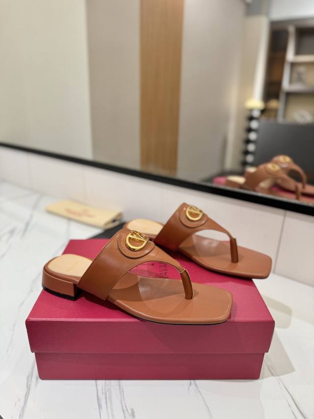 Factory price Pp: Valentino's latest style new V-buckle flip-flops, 1:1 replica