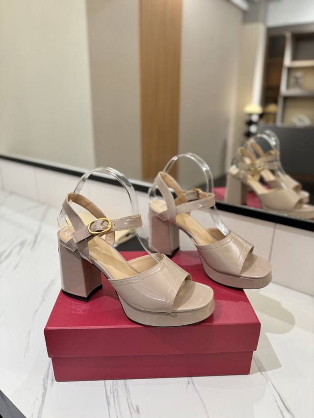 Factory price Pp: Valentino's latest high-heeled thick-heeled sandals, the same