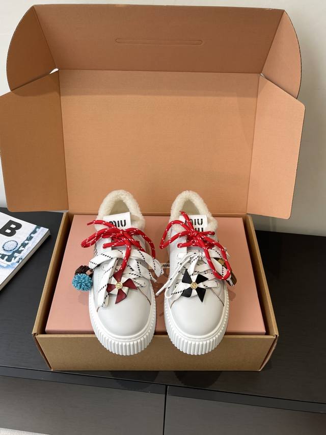 Wool-lined Miu Miu 25Ss new thick-soled casual white sneakers for fall/winter.