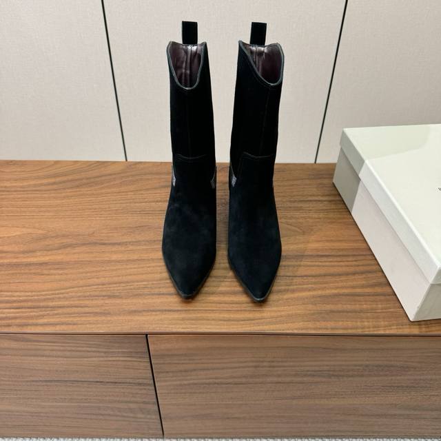 Brunell* Cucinell* chunky-heeled mid-boots. Upper in cow suede and leather. Shee
