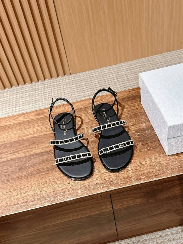 Dior's new summer diamond buckle flat-soled chunky-heeled round-toed sandals for