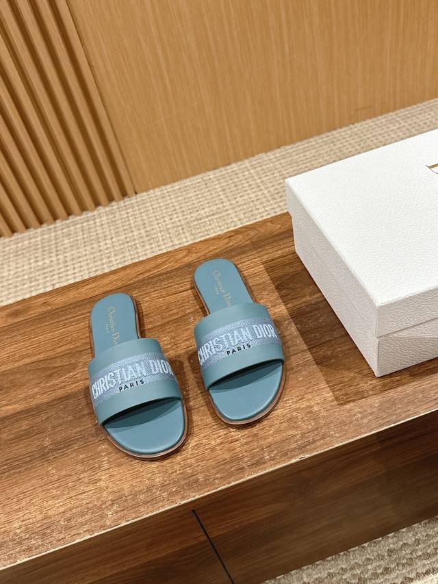 Dior's new spring/summer letter-embroidered slippers A stylish vacation slipper