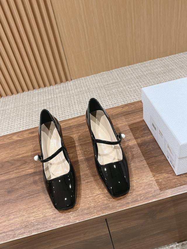 Dior's new small square-toed Mary Jane shoes These are a pair of incredibly beau