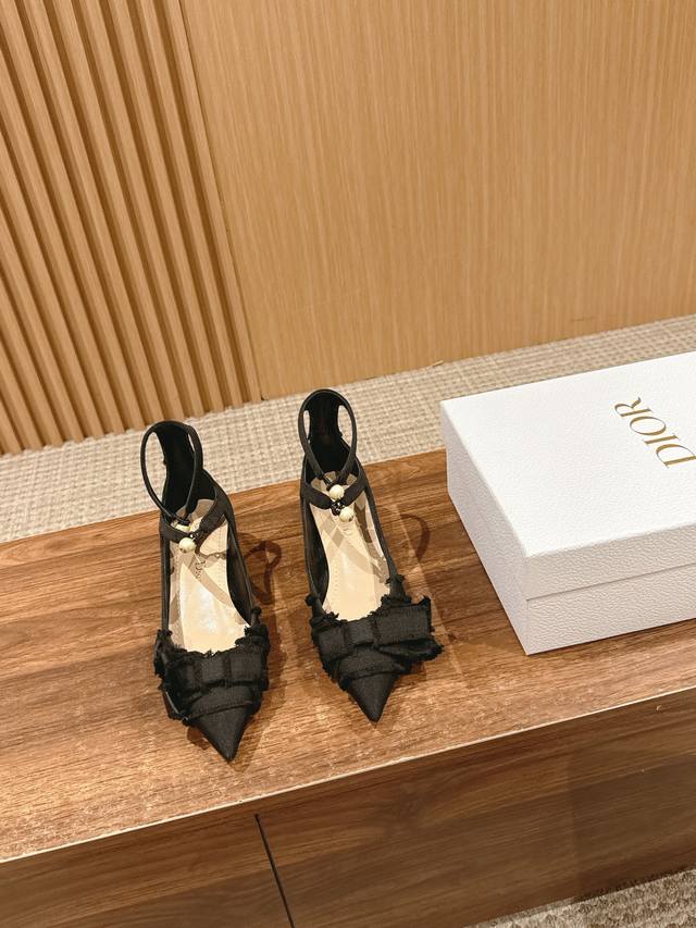 Dior's new bow pearl kitten heel shoes are presented by Cd. Adiorable high heels