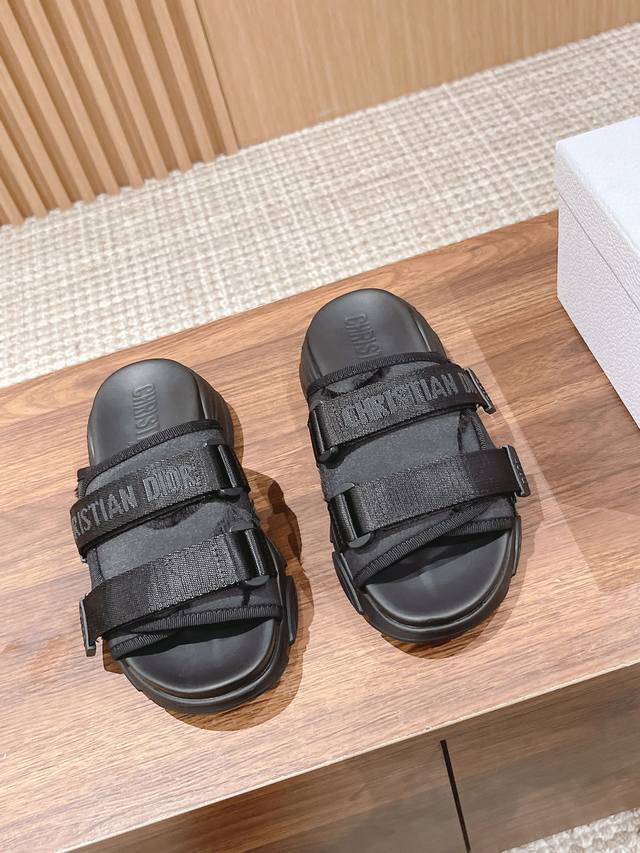 Dior's new spring/summer platform beach slippers feature a stylish, versatile de