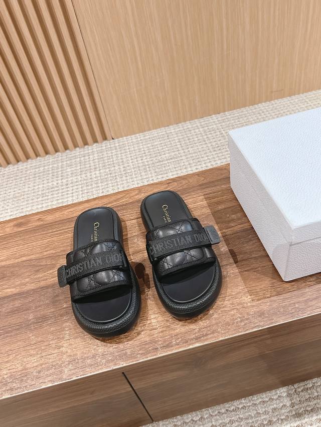 Dior embroidered logo# Velcro thick-soled beach slippers are a must-have item fo