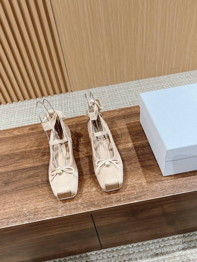 Dior catwalk silk lace-up ballet flats Retro and distressed style This season's