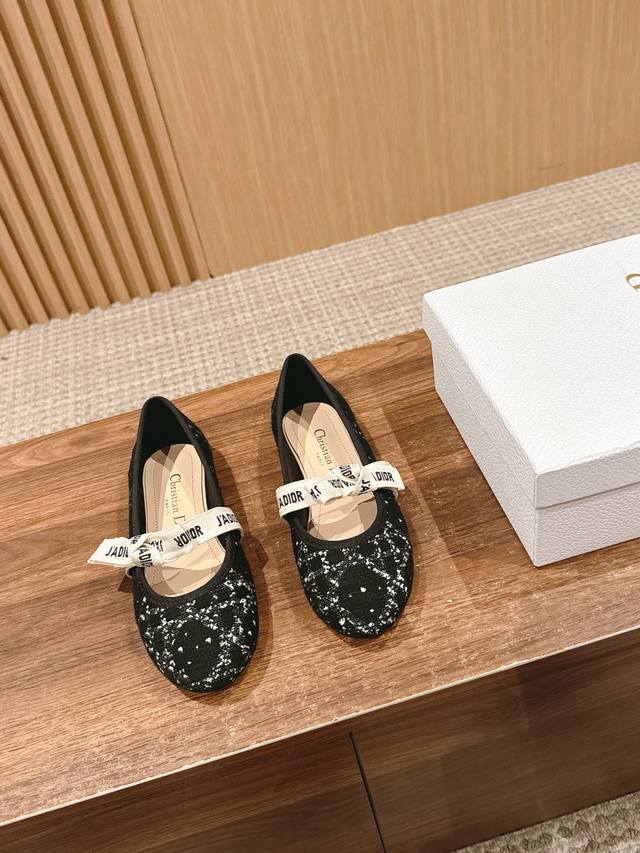 Dior's classic ballet flats are inspired by the world of dance. The simple roun