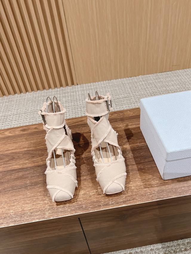 New to the Spring/Summer 2024 ready-to-wear collection, the Dior Songe ballet fl