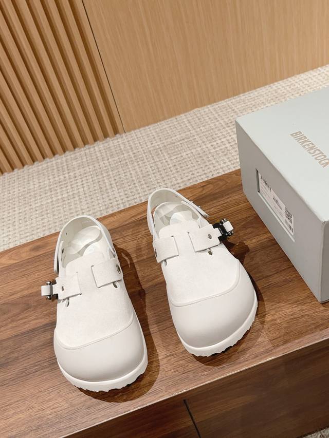Couple's pair, these shoes are so hard to come by. Inspired by Dior's passion f