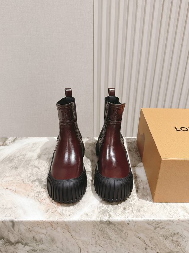 Ankle Boots A classic upgraded version of the LV Louis Vuitton Ankle Boot! Thes