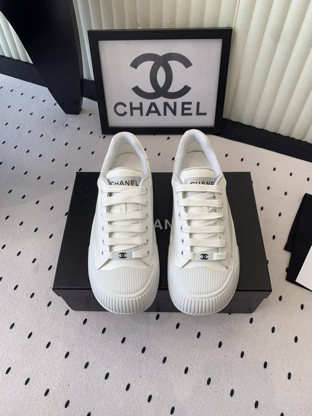 Chanel's new casual shoes are a fusion of retro and fashion. The design style is