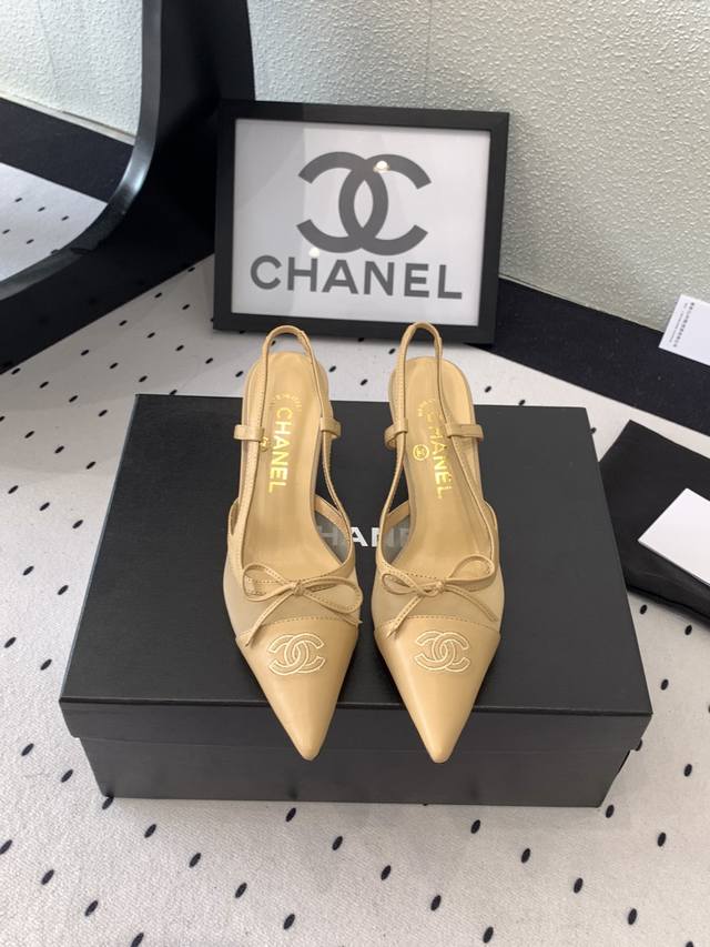 Chanel's new mesh high heels are now available in high-end sizes. The double C t