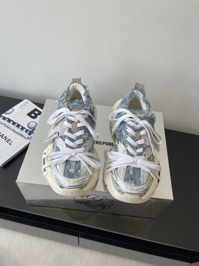 Smilerepublic Skyline low-top dad sneakers, unisex, are a hit on countless celeb