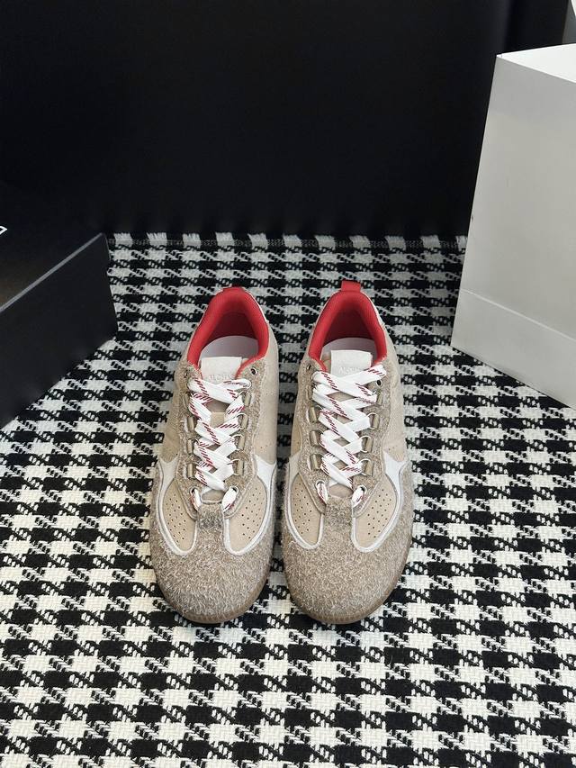 Spanish niche brand Dexun shoes are on sale on the official website simultaneou