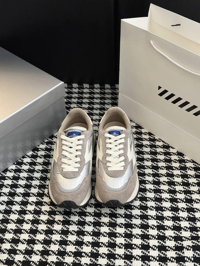 A niche Italian brand, casual jogging series, niche treasure shoes, retro style,